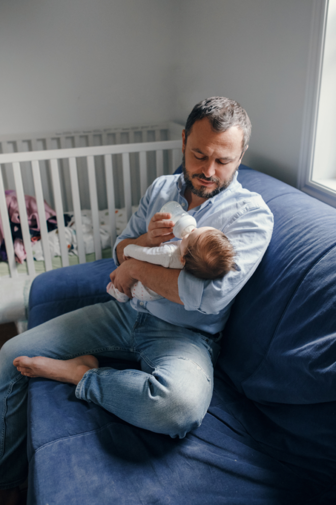 Papa füttert Baby mit der Flasche: auch bei Fütterstörungen kann Logopädie helfen und das bereits im Säuglingsalter.