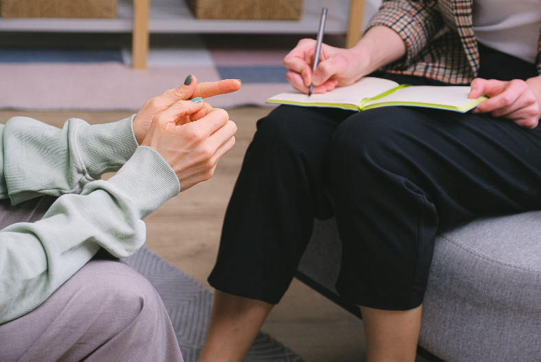 Erste Therapie-Einheit beim Logopäden: Patientin erklärt der Logopädin ihre Probleme, Wünsche und Ziele.